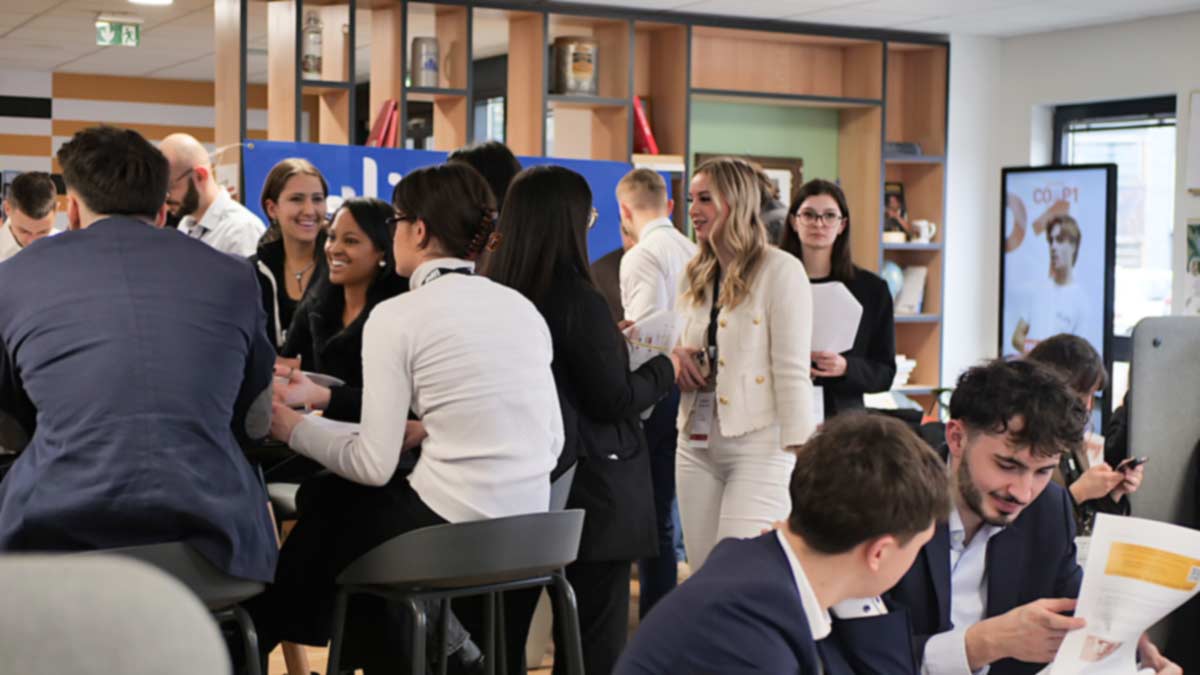 Journée Portes Ouvertes à ESG Strasbourg : des étudiants et des visiteurs échangent dans un espace moderne et convivial, découvrant les opportunités offertes par l’école.