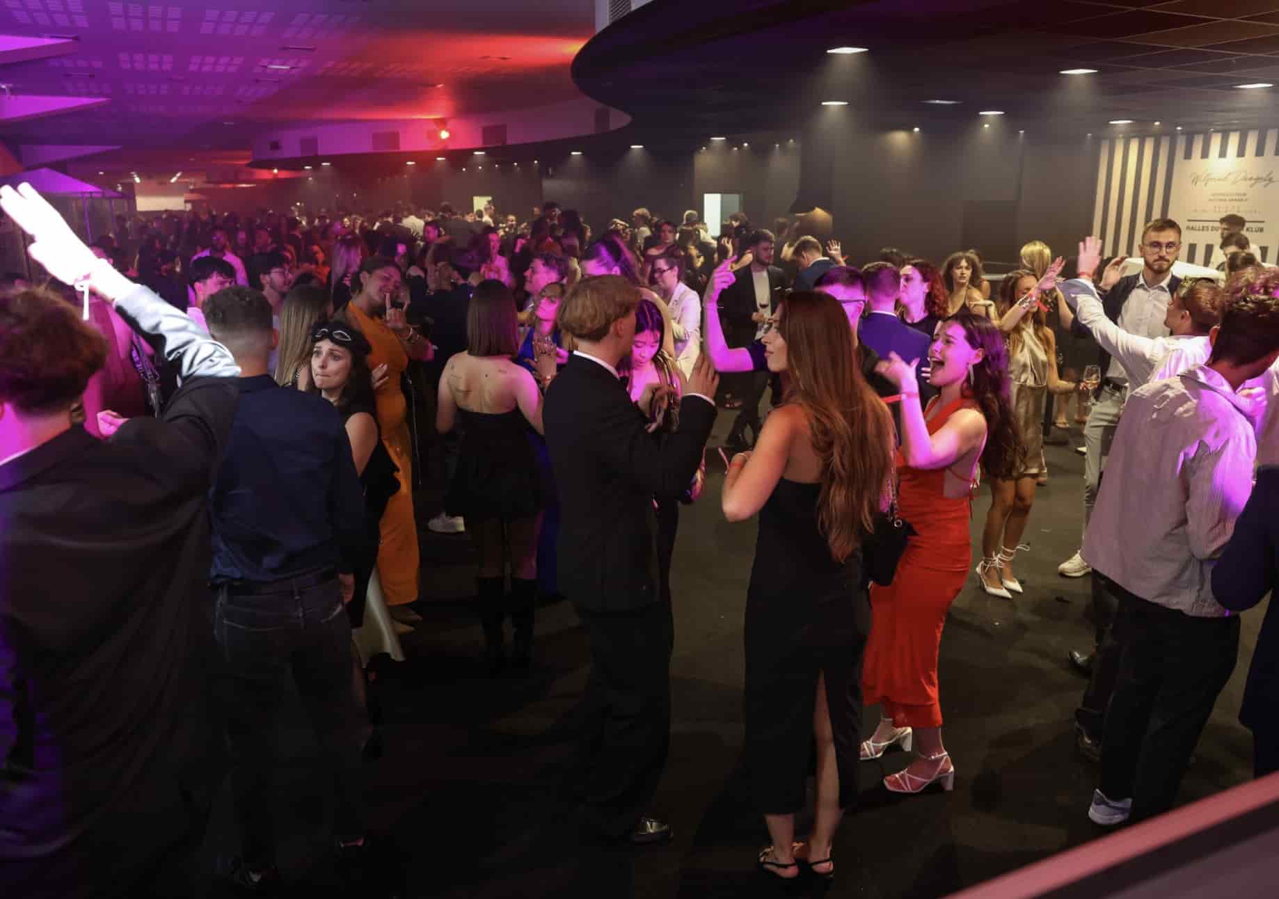 salle de GALA avec étudiants